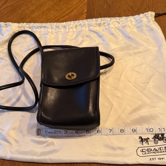 Vintage Coach black leather 1990s crossbody scooter bag with turn lock closure - Picture 5 of 6